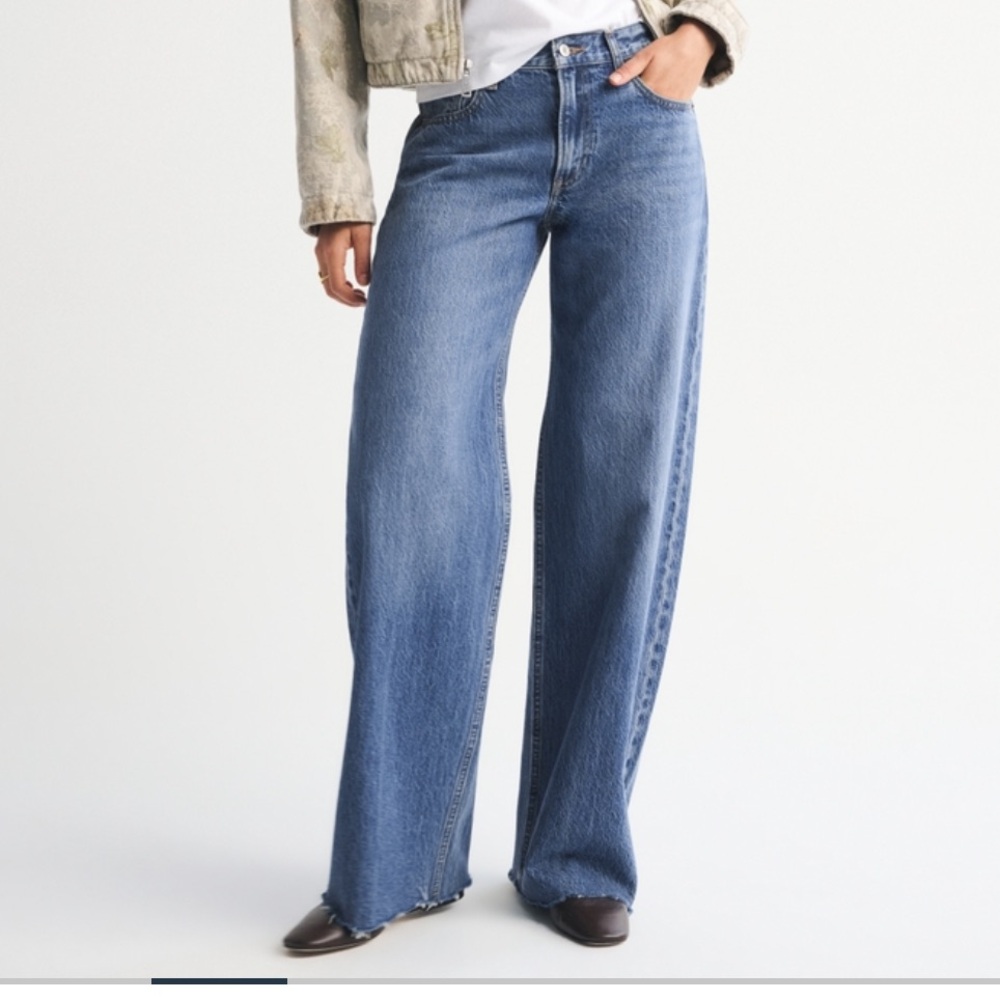 Abercrombie & Fitch High-Rise Wide Leg Jeans in Medium Blue